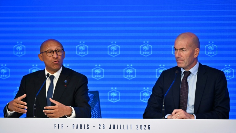 Le président de la FFF Philippe Diallo et le nouveau sélectionneur de l'équipe de France Zinédine Zidane, le 28 juillet 2026 à Paris