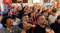 Des supporters d'Arsenal célèbrent le titre mardi soir dans un pub de Londres.