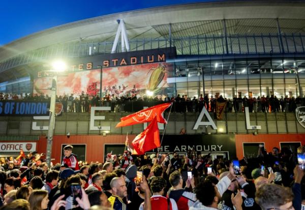 Des supporters d'Arsenal se rassemblent devant l'Emirates Stadium le 19 mai 2026 pour célèbrer le titre de champion d'Angleterre du club londonien, le premier depuis 2004