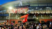 Des supporters d'Arsenal se rassemblent devant l'Emirates Stadium le 19 mai 2026 pour célèbrer le titre de champion d'Angleterre du club londonien, le premier depuis 2004