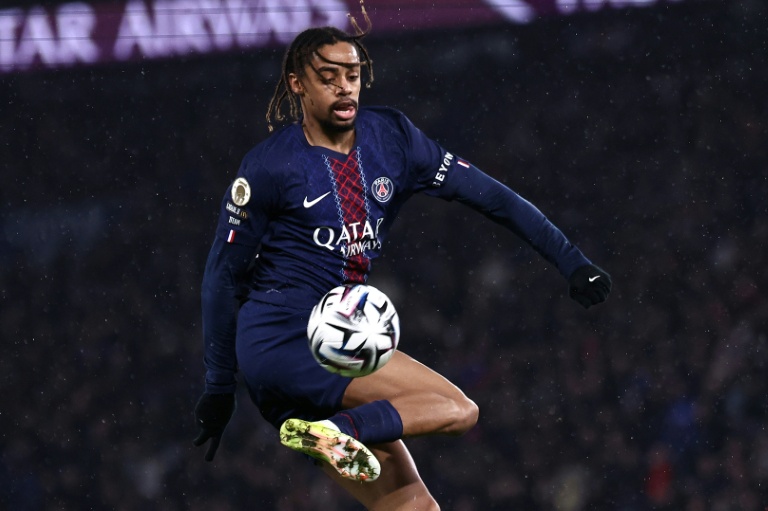 L'attaquant du Paris Saint-Germain Bradley Barcola contre Lille le 16 janvier 2026 à Paris
