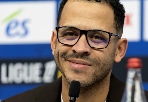 L'entraîneur anglais Liam Rosenior, annonçant son départ de Strasbourg à Chelsea, le mardi 6 janvier 2026, lors d'une conférence de presse à Strasbourg