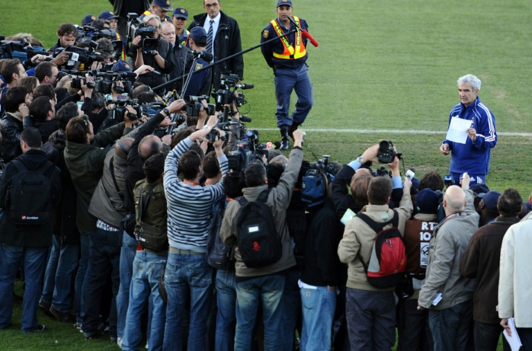 Le sélectionneur de l'équipe de France Raymond Domenech face aux journalistes lors de l'épisode de la grève des joueurs au Mondial-2010 à Knysna