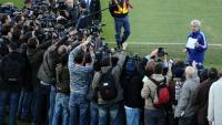 Le sélectionneur de l'équipe de France Raymond Domenech face aux journalistes lors de l'épisode de la grève des joueurs au Mondial-2010 à Knysna