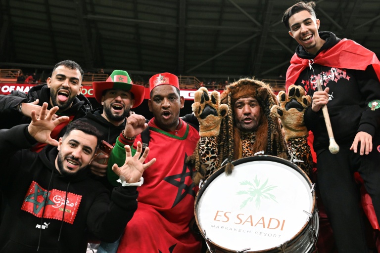 Des suppporters du Maroc au stade Prince Moulay Abdellah avant la victoire de leur équipe 2-0 face aux Comores en ouverture de la Coupe d'Afrique des nations le 21 décembre 2025 à Rabat
