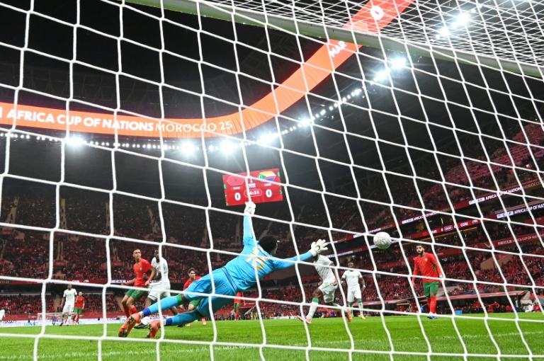 L'ailier marocain Brahim Diaz (au centre) inscrivant le premier but de la victoire 2-0 face aux Comores en ouverture de la Coupe d'Afrique des nations le 21 décembre 2025 à Rabat. D'abord inhibés, les Lions de l'Atlas n'ont pas manqué leur entrée en lice dans la compétition
