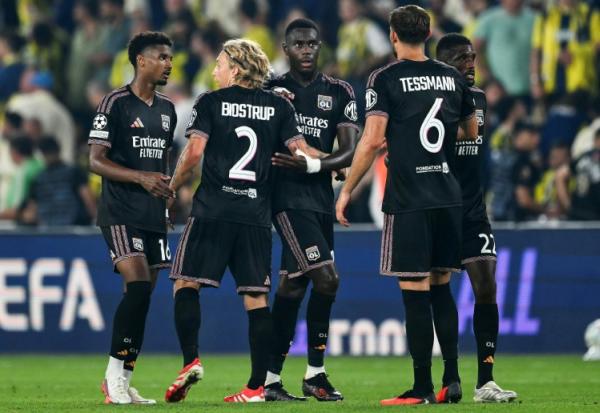 Les joueurs lyonnais à l'issue de leur match nul 1-1 contre Fenerbahçe en barrage aller de la Ligue des champions à Istanbul, le 18 août 2026 