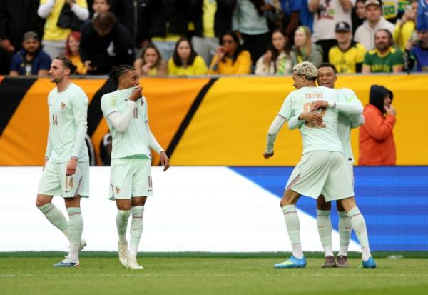 Hugo Ekitike tombe dans les bras de Kylian Mbappé après son but, le 2e de l'équipe de France face au Brésil, le 26 février 2026 à Foxborough 