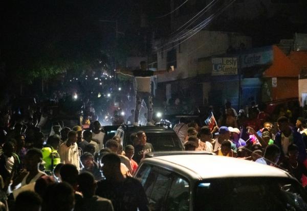 Des supporters haïtiens fêtent la qualification de leur équipe nationale pour la Coupe du monde 2026 dans les rues de la capital Port-au-Prince le 18 novembre 2025.
