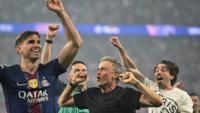 La joie du coach parisien Luis Enrique (2eD) et du milieu espagnol Fabian Ruiz (G) après la victoire du PSG en finale de la Ligue des champions contre Arsenal, le 30 mai 2026 à Budapest