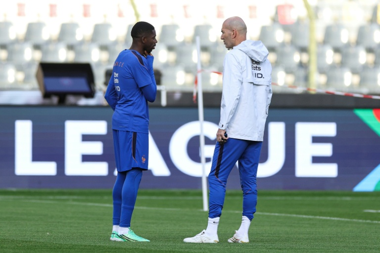 L'attaquant des Bleus Ousmane Dembélé et le sélectionneur Zinédine Zidane, le 27 septembre 2026 à Bruxelles