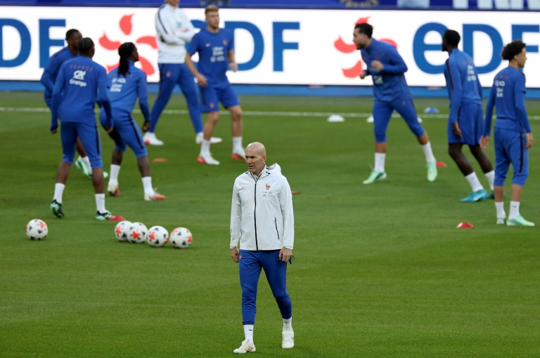 Le sélectionneur de l'équipe de France Zinédine Zidane au centre d'une séance d'entraînement à la veille de la rencontre de Ligue des nations contre l'Italie, le 1er octobre 2026 à Saint-Denis