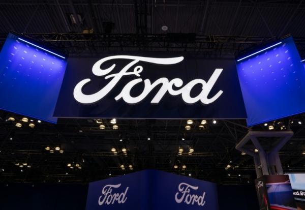 Le logo Ford, au salon de l'Auto le 16 avril 2025 à New York.