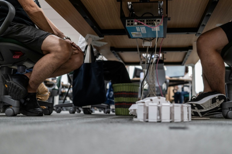 Des fonctionnaires en shorts, t-shirt et baskets, dans les bureaux du siège du gouvernement métropolitain de Tokyo,dans le cadre de l'initiative 