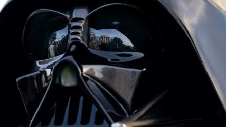 Une personne déguisée en Dark Vador, à l'occasion d'Halloween devant la Maison Blanche à Washington, le 30 octobre 2024