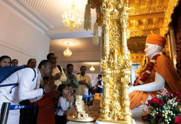Des fidèles hindous prient durant l'inauguration d'un temple à Bussy-Saint-Georges, en Seine-et-Marne, le 6 septembre 2026