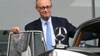 Le chancelier allemand Friedrich Merz pose devant la Mercedes de son lointain prédécesseur Konrad Adenauer avant le congrès de la CDU à Stuttgart, le 19 février 2026