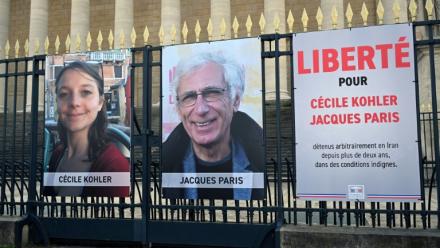 Les portraits de Cécile Kohler et Jacques Paris devant l'Assemblée nationale à Paris, le 25 mars 2025