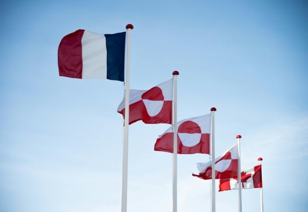 Les drapeaux français et canadien ancadrent ceux du Groenland en face du Parlement de Nuuk, le 6 février 2026