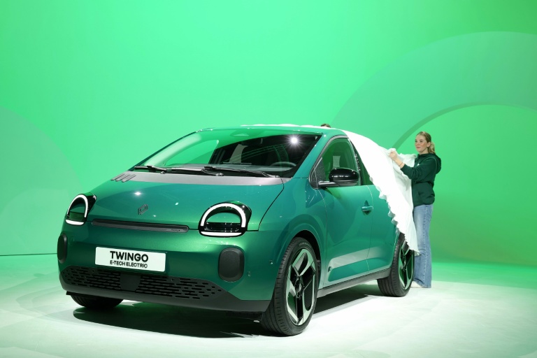 Le véhicule électrique Renault Twingo E-Tech présenté à la presse à Ivry-sur-Seine, en banlieue parisienne, le 31 octobre 2025