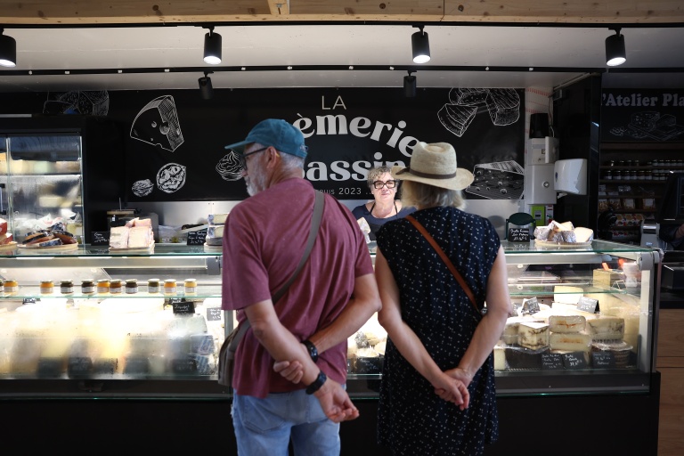 Des clients se font servir chez un fromager au marché d'Andernos-les-Bains, en Gironde, le 1er août 2026