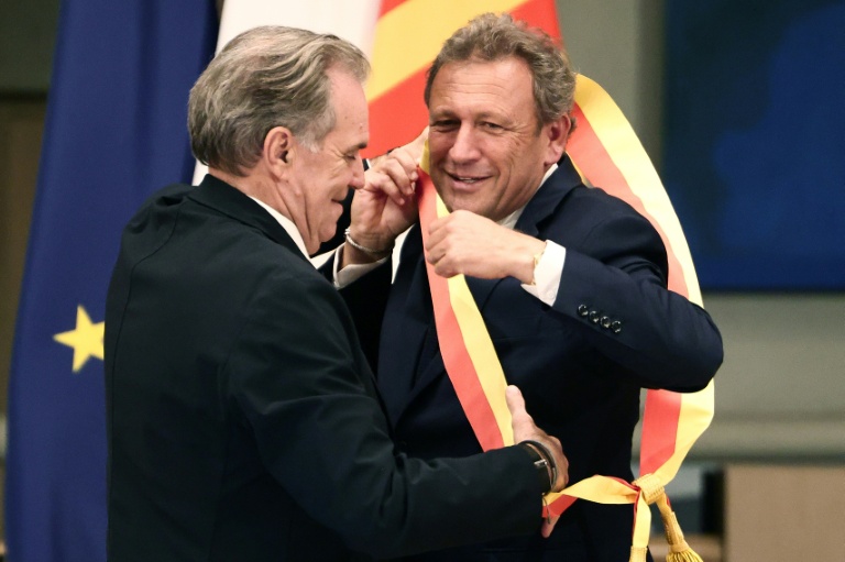 Renaud Muselier remet l’écharpe présidentielle à François de Canson à la suite de l’élection de ce dernier en tant que nouveau président de la région Provence-Alpes-Côte d’Azur, à Marseille, le 12 octobre 2026