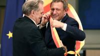 Renaud Muselier remet l’écharpe présidentielle à François de Canson à la suite de l’élection de ce dernier en tant que nouveau président de la région Provence-Alpes-Côte d’Azur, à Marseille, le 12 octobre 2026