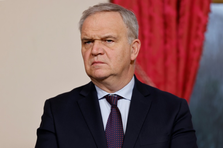 François-Noël Buffet à l'hôtel Matignon, le 26 février 2025 à Paris