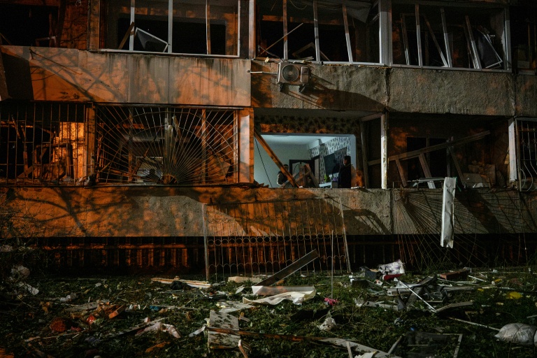 Un immeuble résidentiel touché par une frappe russe à Kiev, le 14 octobre 2026 en Ukraine