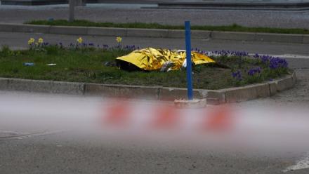 Le corps d'un civil gît au sol, caché par une couverture, après une frappe russe à Kiev, le 16 avril 2026