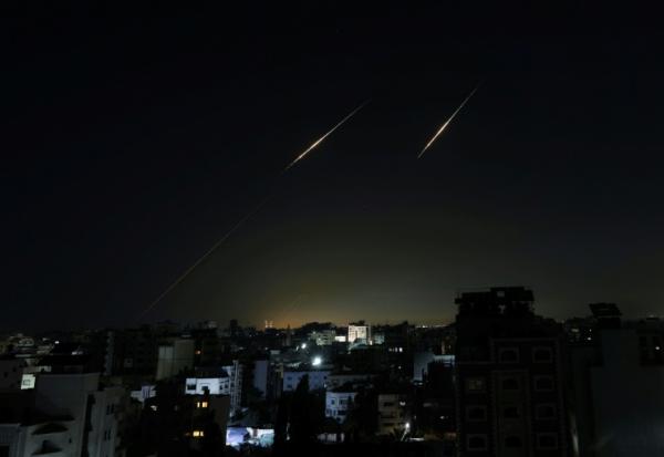 Des projectiles iraniens dans le ciel, vus depuis la bande de Gaza le 5 mars 2026