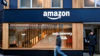 Le logo d'Amazon sur le stand du géant de la vente en ligne à Davos le 19 janvier 2026