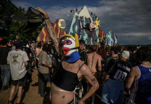 Des participants à une free party illégale à Montvalent, dans le Lot, le 9 mai 2025
