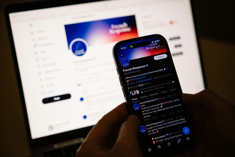 Ecran de téléphone portable affichant le compte X 