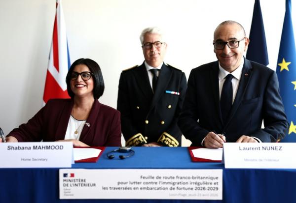 La ministre de l'Intérieur britannique Shabana Mahmood et son homologue français Laurent Nunez (d) à Loon-Plage, lors de la signature d'un accord contre l'immigration irrégulière et les traversées, le 23 avril 2026 dans le nord de la France