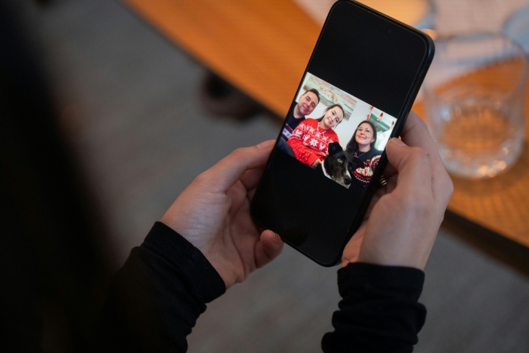 Ulrikke Andersen, une professionnelle de la location touristique, montre une photo de sa famille sur son portable, le 16 janvier 2026 à son domicile de Nuuk au Groenland