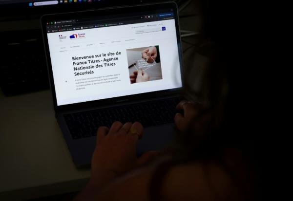 Un journaliste de l'AFP consulte le site web de France Titres - Agence Nationale des Titres Sécurisés ANTS (France Titres Securises), à Paris, le 20 avril 2026