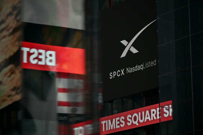Le logo de SpaceX à New York lors de son introduction en Bourse, le 12 juin 2026