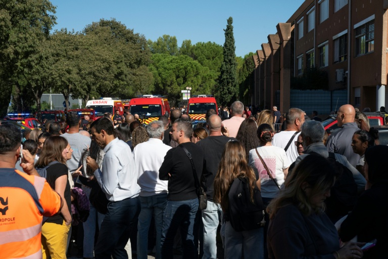 Des parents attendent leurs enfants devant le collègege Joseph-Lakanal à Aubagne, après que le principal et une enseignante ont été blessés par un tir de fusil de chasse, le 12 octobre 2026 dans les Bouches-du-Rhône