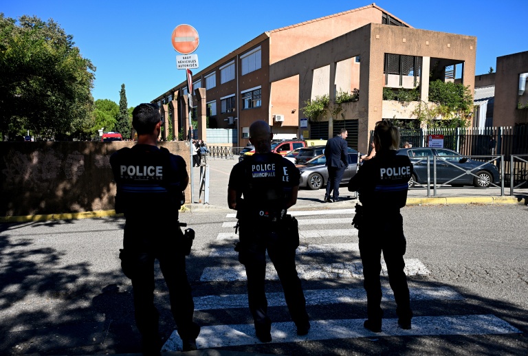 Des policiers devant le collège Joseph-Lakanal à Aubagne, le 12 octobre 2026