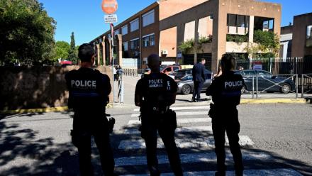 Des policiers devant le collège Joseph-Lakanal à Aubagne, après que le principal et une enseignante ont été blessés par un tir de fusil de chasse, le 12 octobre 2026 dans les Bouches-du-Rhône