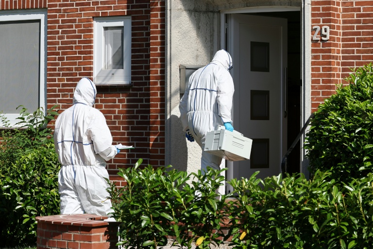 Des membres de la police scientifique entrent dans un centre d'aide aux jeunes où s'est produite une fusillade, le 29 juin 2026 à Stade, dans le nord de l'Allemagne