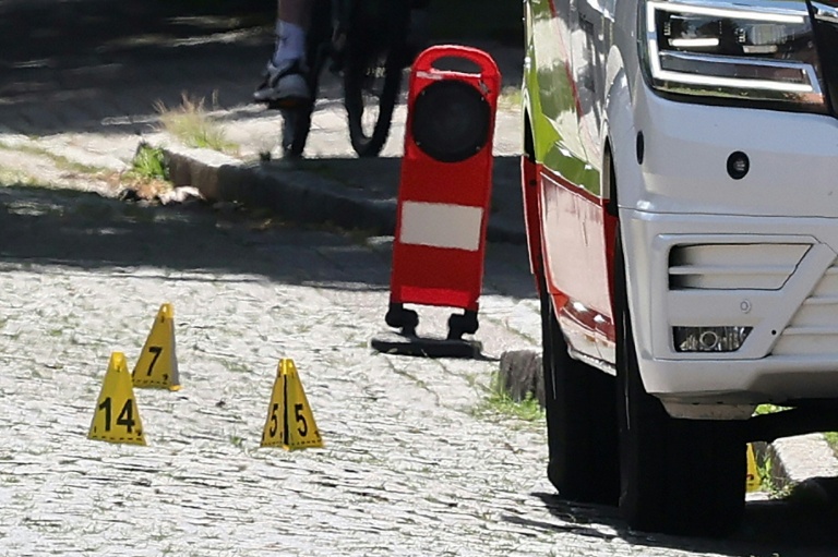 Des plots jaunes numérotés sur les lieux d'une fusillade à Stade, le 29 juin 2026 dans le nord de l'Allemagne