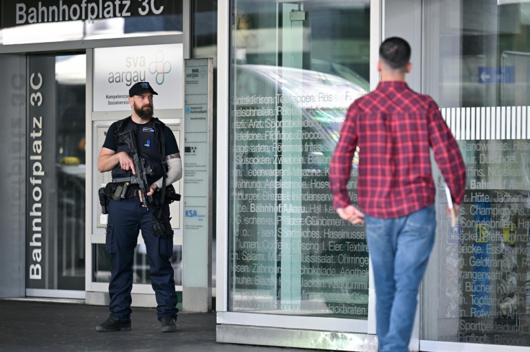 Un policier monte la garde à la gare d'Aarau après une fusillade lors d'une rave-party, le 30 août 2026 dans le nord de la Suisse