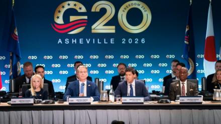 Le secrétaire américain au Trésor, Scott Bessent (2e g), et le président de la Réserve fédérale américaine, Kevin Warsh (2e d), lors de la réunion des ministres des Finances et des gouverneurs de banques centrales du G20 à Asheville, en Caroline du Nord, le 31 août 2026