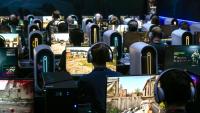 Des visiteurs testent les dernières nouveautés vidéoludiques lors du salon Gamescom, à Cologne (Allemagne), le 25 août 2024.