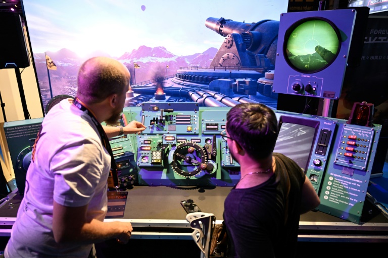 Des gamers jouent au jeu vidéo 