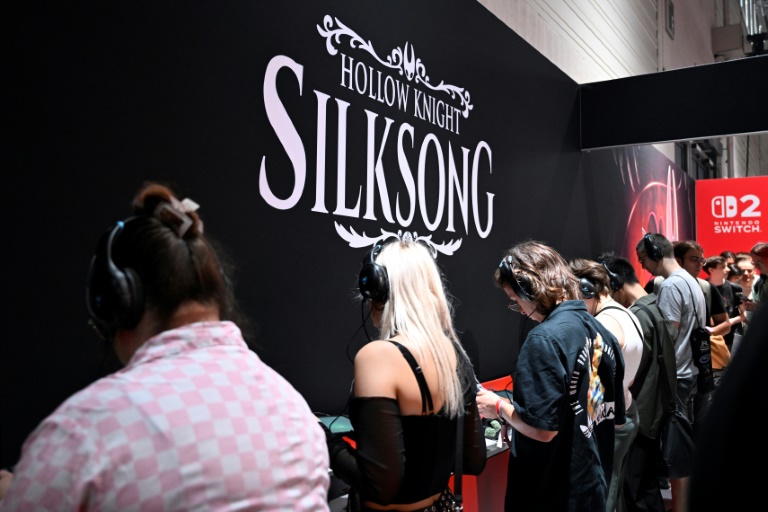  Des particpants jouent au jeu vidéo Hollow Knight: Silksong de Team Cherry sur le stand Nintendo lors du salon des jeux vidéo Gamescom, le 21 août 2025 à Cologne, en Allemagne