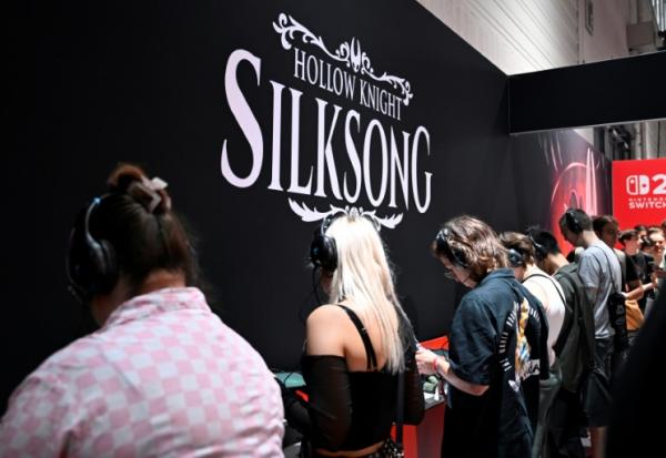  Des particpants jouent au jeu vidéo Hollow Knight: Silksong de Team Cherry sur le stand Nintendo lors du salon des jeux vidéo Gamescom, le 21 août 2025 à Cologne, en Allemagne