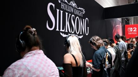  Des particpants jouent au jeu vidéo Hollow Knight: Silksong de Team Cherry sur le stand Nintendo lors du salon des jeux vidéo Gamescom, le 21 août 2025 à Cologne, en Allemagne